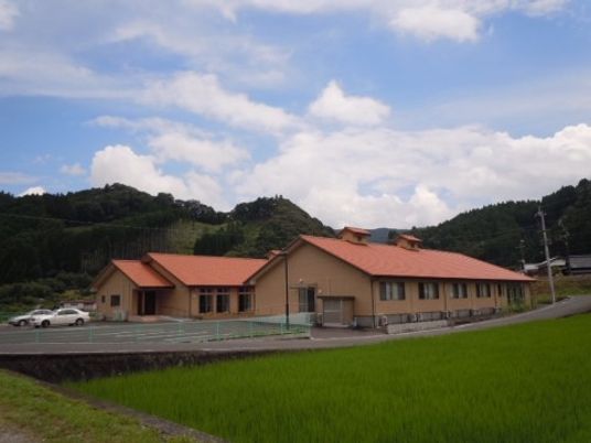 広い緑の中の一階建て施設