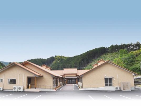 茶色い屋根の建物外観