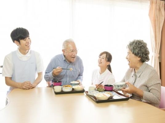 食事を楽しむ人々