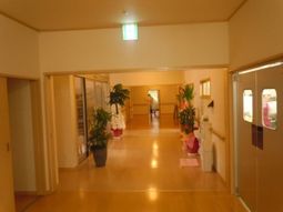 明るい廊下と入口