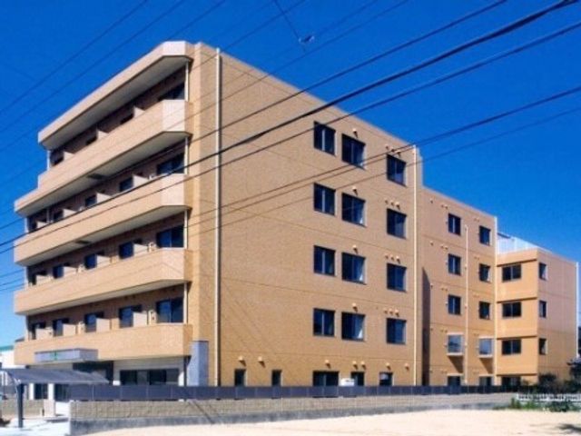 明朗な建物の外観 外観 日差しをたっぷりと取り入れる設計の、こちらの施設でのお仕事はいかがですか。バリアフリーに配慮して建てられ、柔らかな色合いで親しみやすい雰囲気です。
