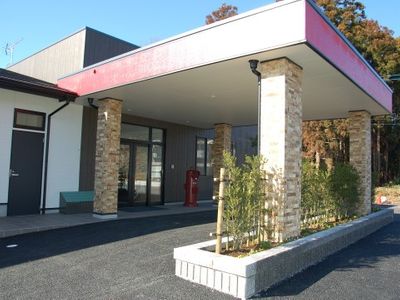 エントランスの明るい建物