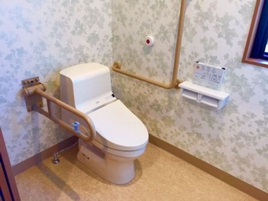 手すり付きトイレの一角