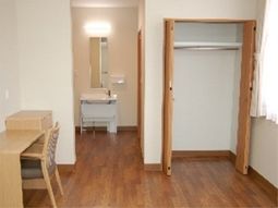 清潔な居室と洗面台