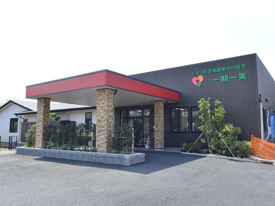 モダンな外観の建物エントランス