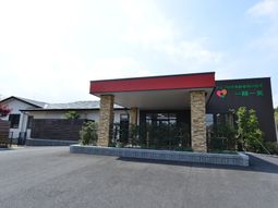 落ち着いた色合いの外観