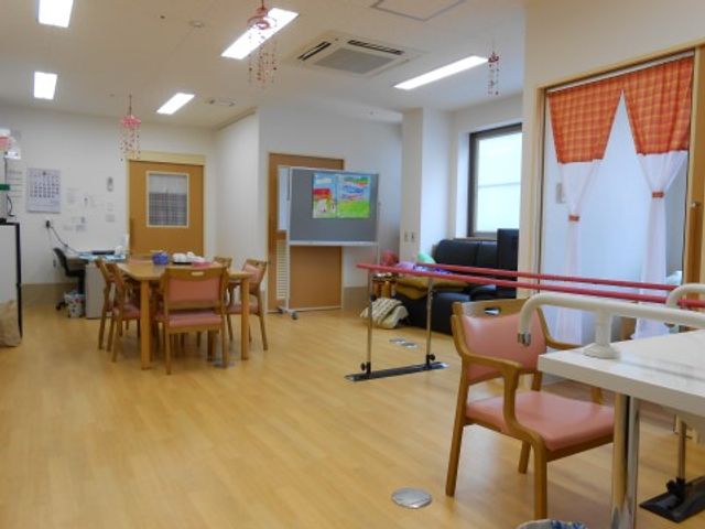 機能訓練の空間 リビング 広々とした清潔感のある機能訓練室です。リハビリテーションに必要な器具が整っており、働く方にとっても患者様にとっても使いやすい環境が整っています。