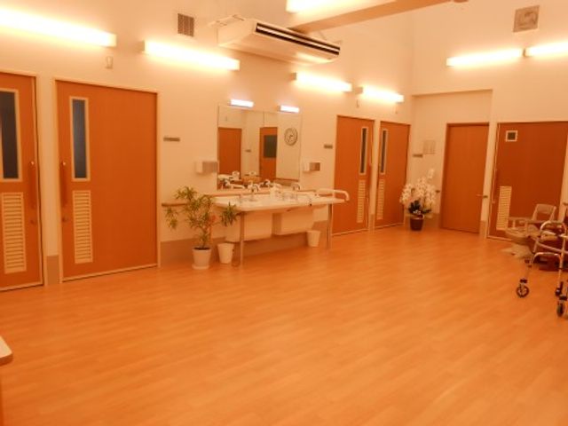 明るい洗面所の一角 居室 手すり付きの洗面台が整い、安全かつ快適にご利用いただける空間が確保されています。清潔感のあふれるこの場所で、日々の準備を快適に行えます。