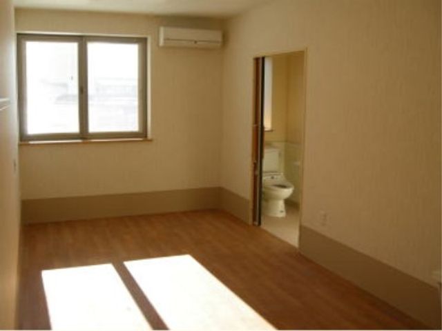 居室とトイレが見える空間 居室 日の差し込む広々とした居室です。プライベートも保たれる独立した洗面所・トイレが完備されています。