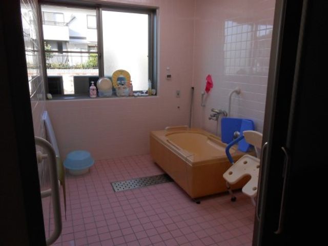 バリアフリー設計の浴室 浴室 手すりやシャワーチェアが備えられ、安全に配慮された快適な浴室です。明るく清潔感のある空間で、利用者のくつろぎの時間を支えます。
