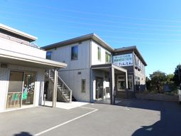 明るい外観の建物