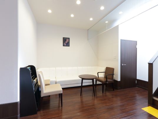 応接室のシンプルなインテリア