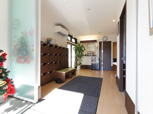 入口の明るい空間