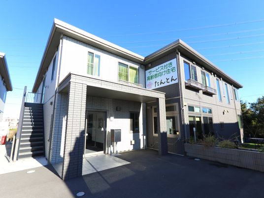 明るい施設の外観