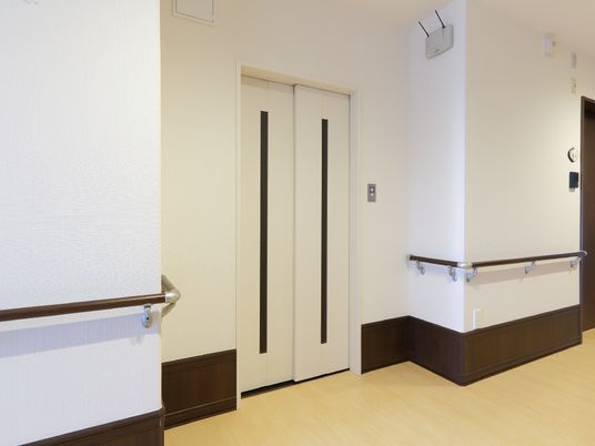 清潔な廊下と自動ドア