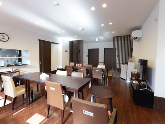 広々とした明るい食堂