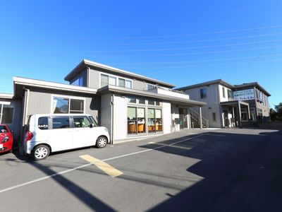 明るい外観の施設入口