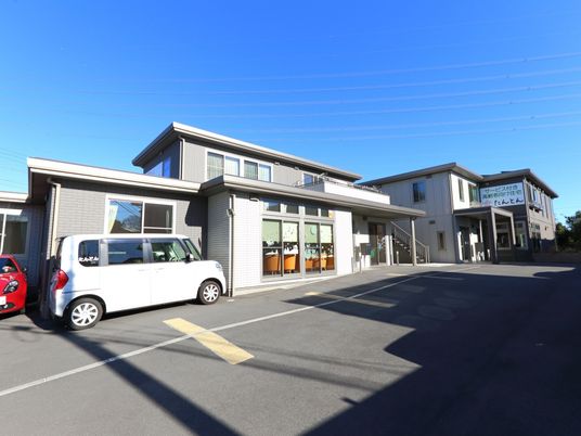 明るい外観の施設入口