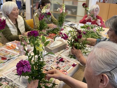 花を活ける利用者