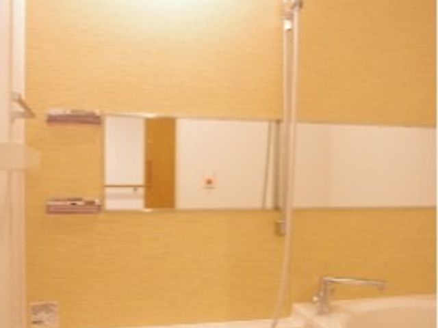 バリアフリーの浴室設備 浴室 手すりや座面が備わった快適な浴室です。安全に心地よい入浴時間を実現しています。