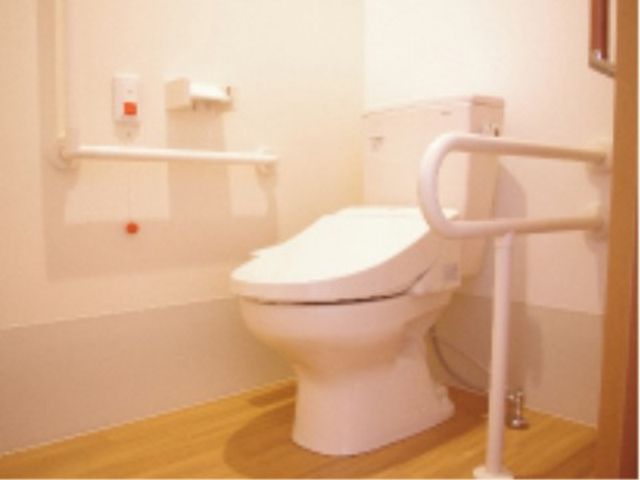手すり付き清潔なトイレ トイレ 安全に配慮した手すりが設置されたトイレ空間です。快適さと使いやすさを追求しています。