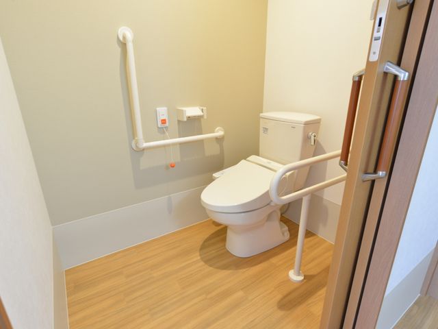 バリアフリートイレ 居室トイレ 手すり付きの清潔なトイレです。利用者の安全と快適さを考慮した設計になっており、働くうえでの利便性も高いです。