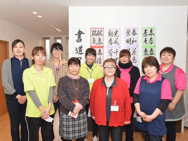笑顔のスタッフ集合 笑顔のスタッフ一同 明るく元気なスタッフが、あたたかな雰囲気を作り出しています。チームワークの良さが感じられる場所でのお仕事はいかがでしょうか。