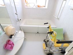 バリアフリーの明るい浴室