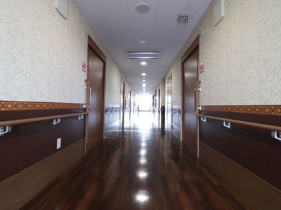 明るい照明の廊下