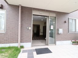 明るいエントランスの外観