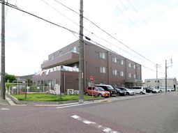 広々とした施設の外観