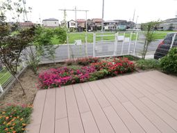 色鮮やかな花が植えられた中庭