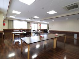 広々明るい食堂空間