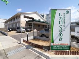 明るい日差しの中庭