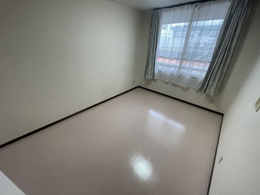 光が差し込む居室