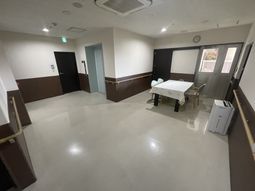 テーブルのある廊下