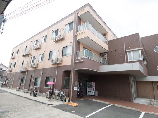 茶色い建物の外観