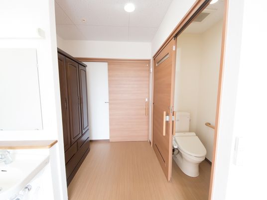 洗面台とトイレのある居室