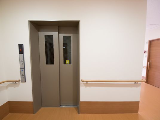 エレベーター前の廊下
