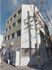 都市型施設の明るい外観