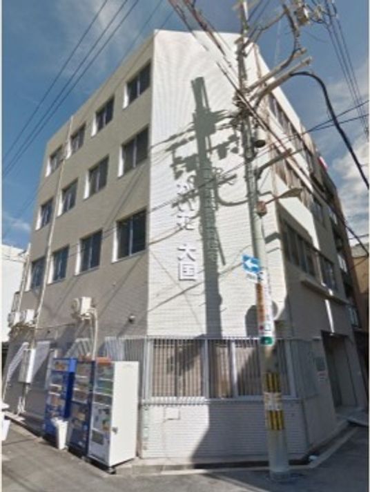 都市型施設の明るい外観