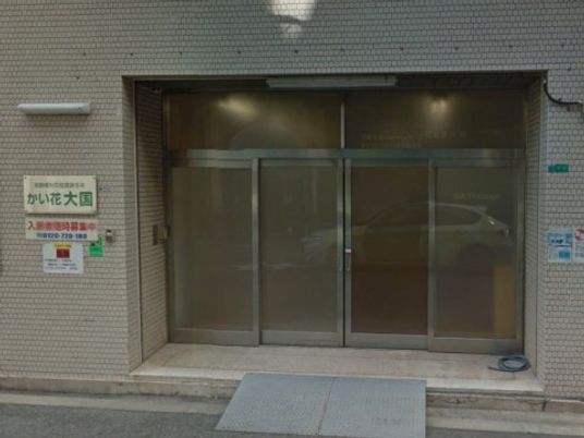 入口の自動ドアエントランス
