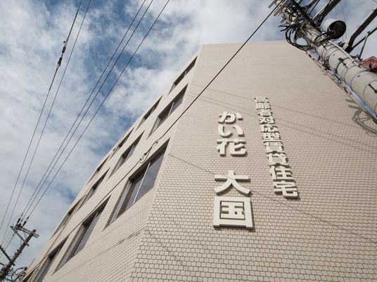 明るい建物の外観