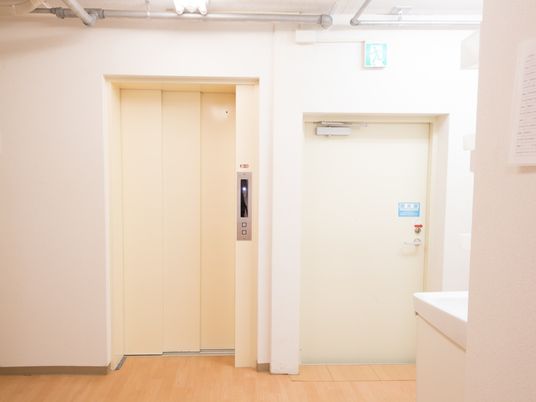 エレベーターとトイレの扉