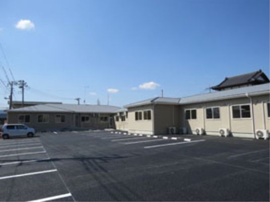 広々した駐車場のある外観