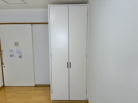 白いクローゼットの居室