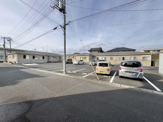 駐車場のある建物外観