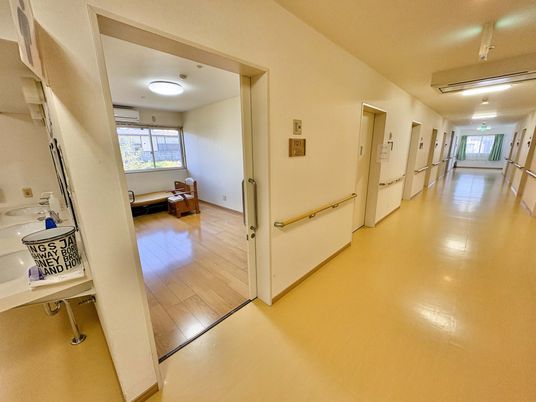 明るい廊下と居室