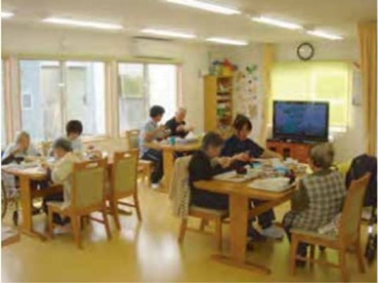 共有スペースで過ごす人々