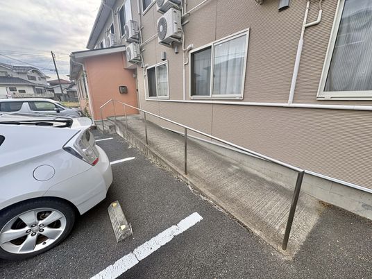 スロープの駐車場